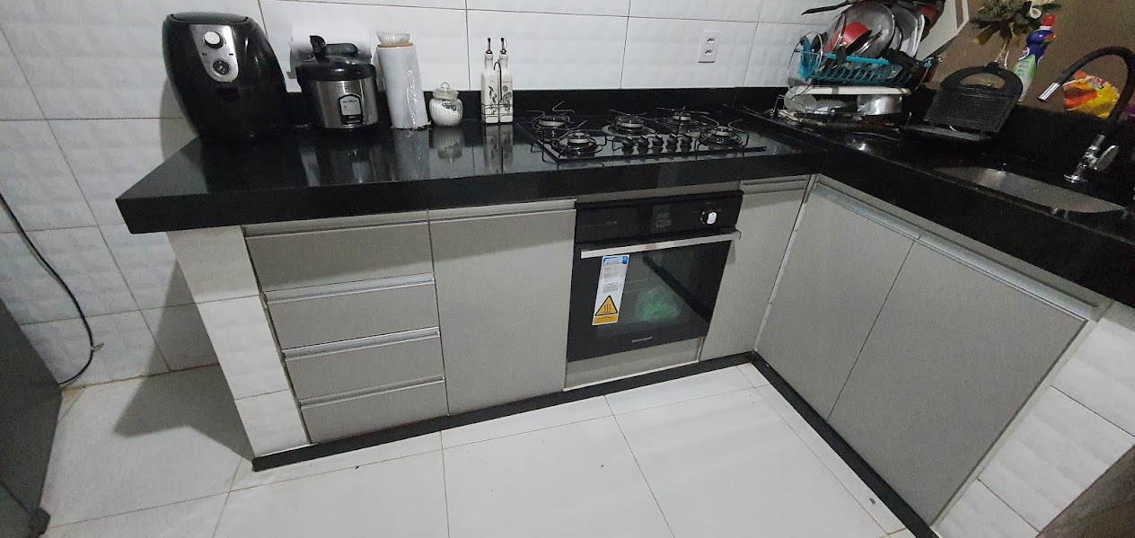 Cozinha planejada com forno embutido