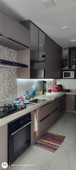 Cozinha planejada escura com LED