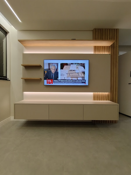 Painel de TV com prateleiras iluminadas