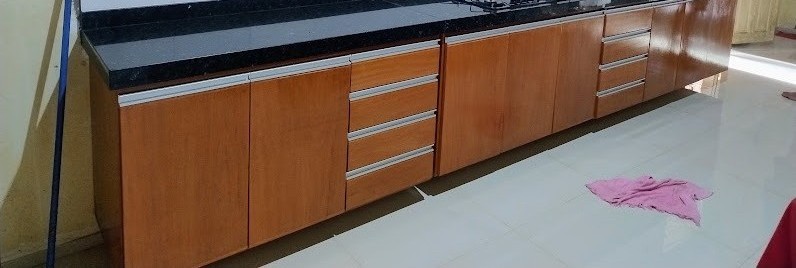 Cozinha planejada em madeira com bancada extensa