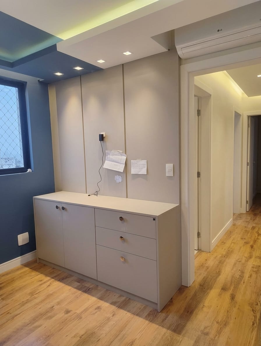 Móvel planejado com painel e gavetas